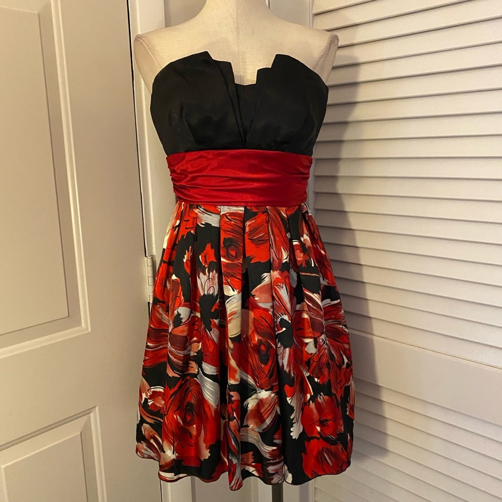Vintage 90’s/ Y2K B Darlin Strapless Black and Red Floral Dress- Size 9/10